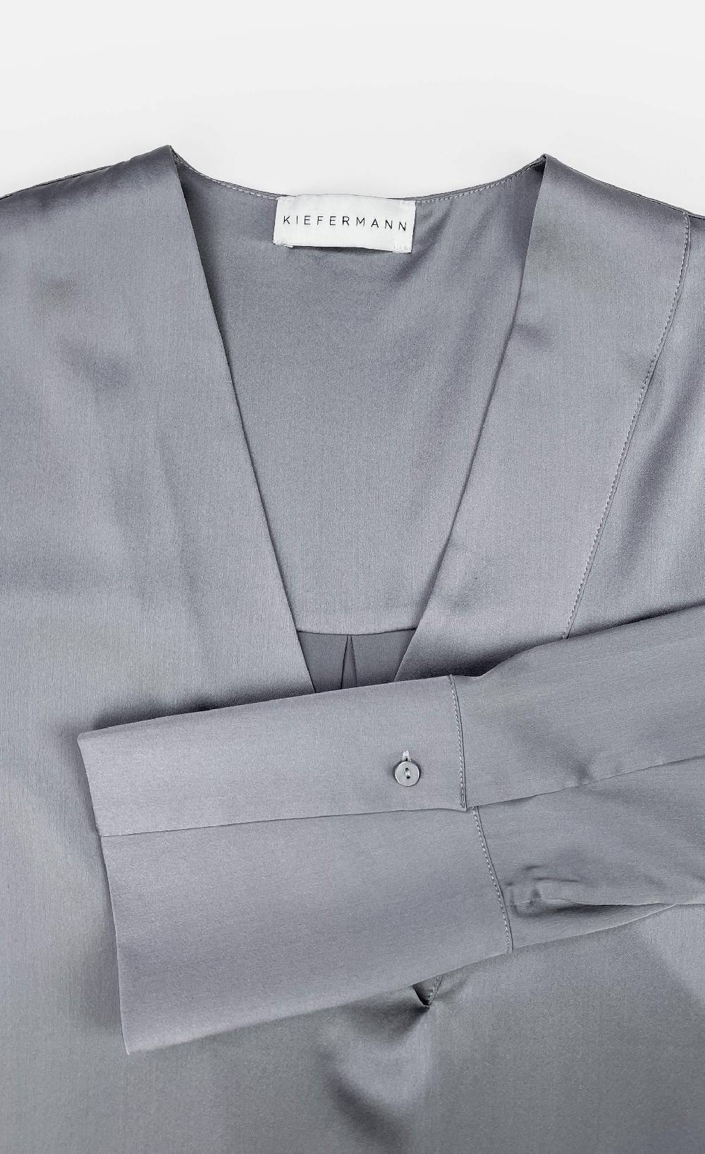 Kiefermann Cetina Seidensatinbluse mit V-Ausschnitt Speichern exportieren