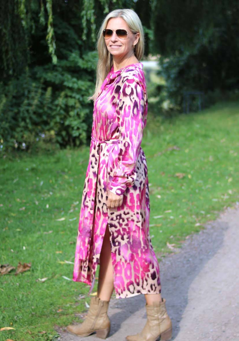 Miss Goodlife Dress Pink Leo Midi im Angebot