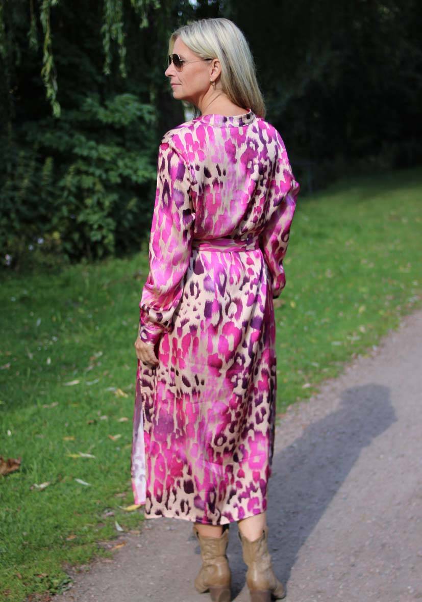 Miss Goodlife Dress Pink Leo Midi im Angebot