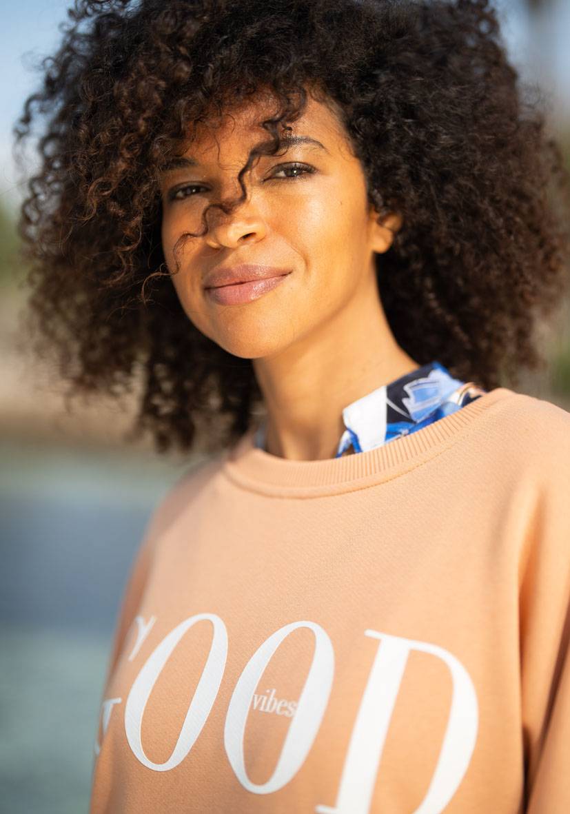 Miss Goodlife Roundneck Good Vibes – puder Fabrikpreis