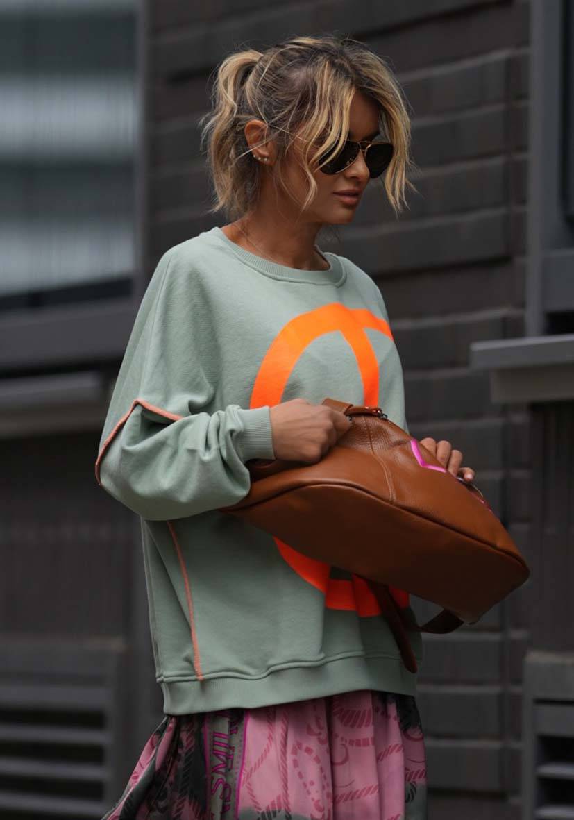 Miss Goodlife Roundneck Peace – almond Black Friday