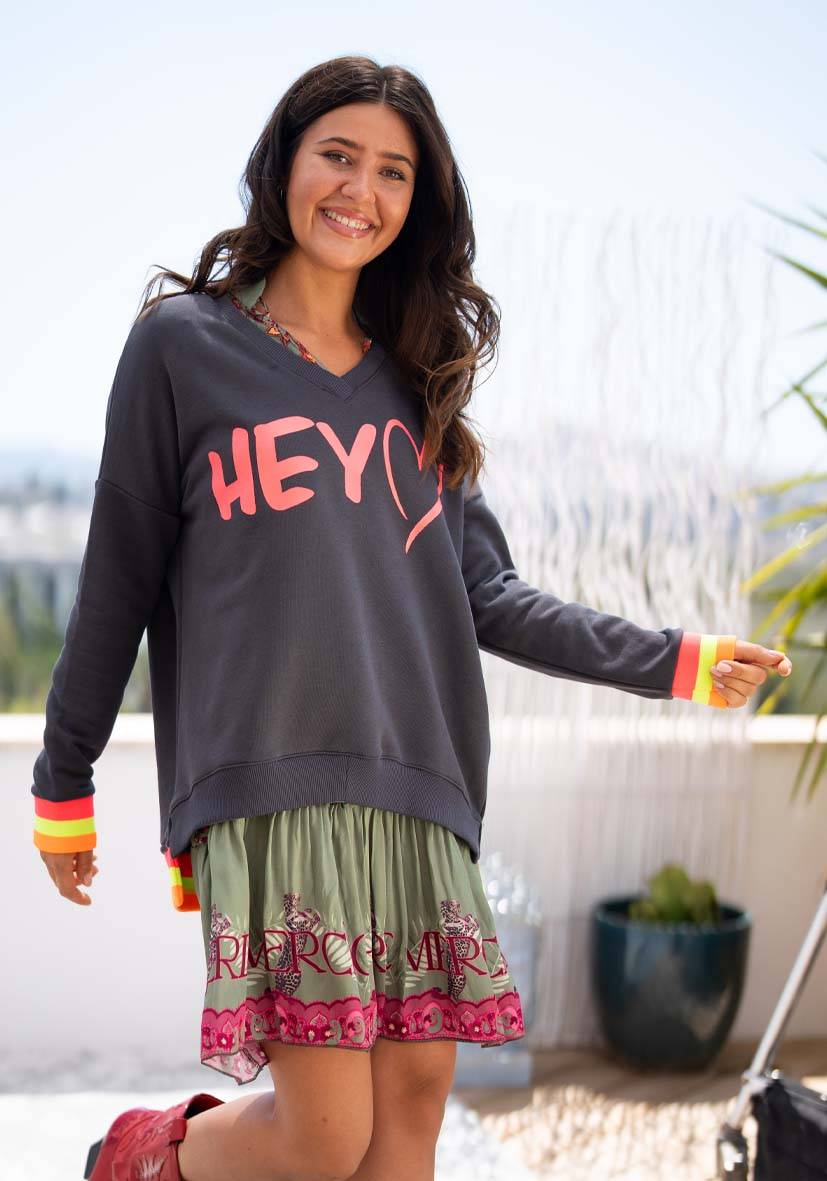 Miss Goodlife V-Neck Hey! – anthracite Jubiläumsangebot