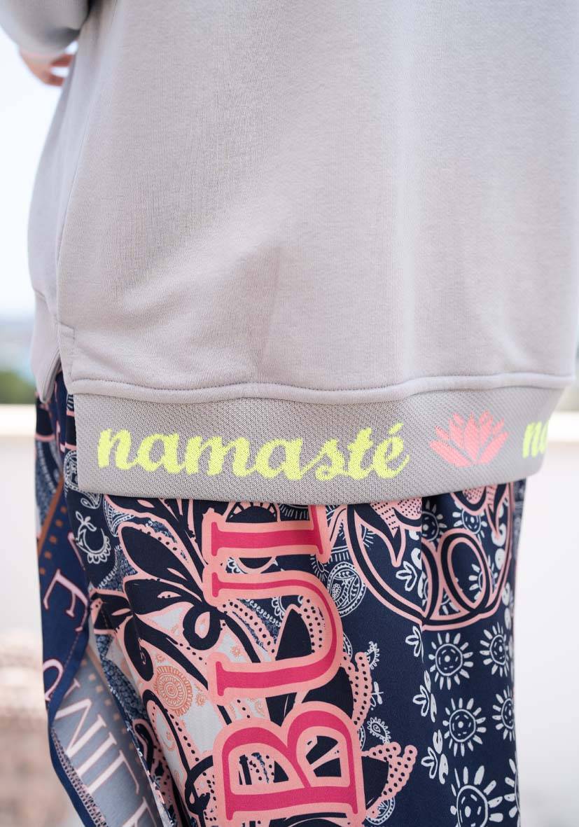 Miss Goodlife V-Neck Namasté Strass – grey Black Friday Preise