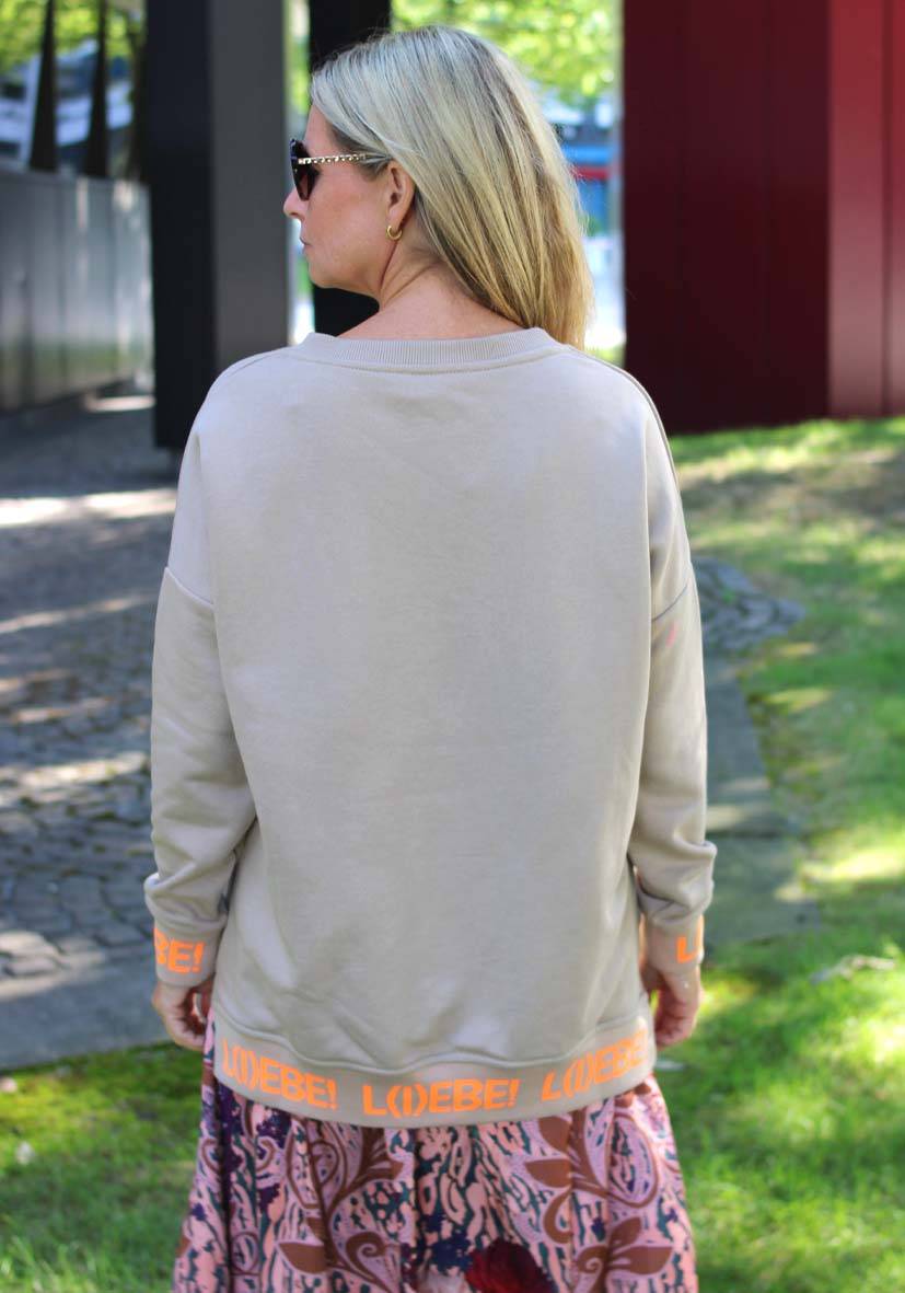 Miss Goodlife V-Neck L(i)ebe – sand Fabrikverkauf