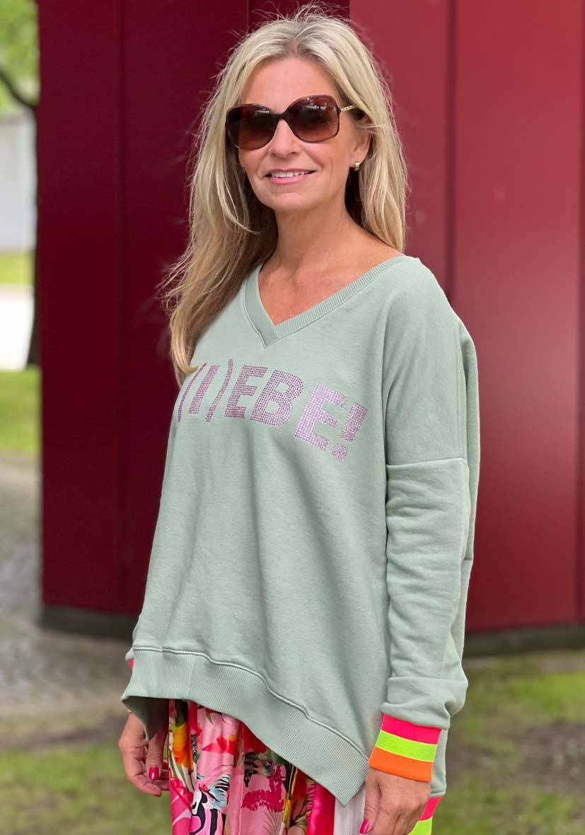 Miss Goodlife V-Neck L(i)ebe Strass – almond Meist gekauft