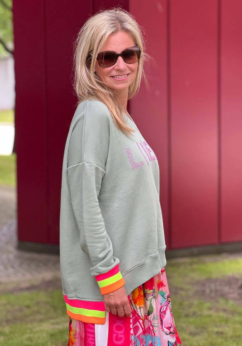 Miss Goodlife V-Neck L(i)ebe Strass – almond Meist gekauft