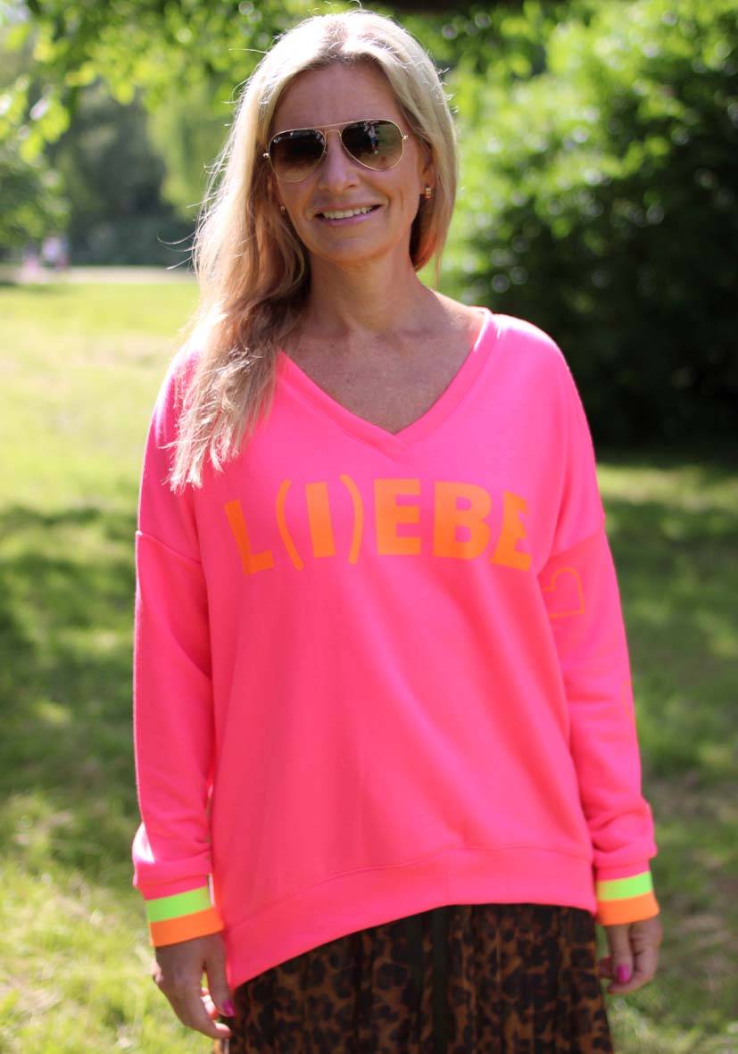 Miss Goodlife V-Neck L(i)ebe Hearts – neonpink Exklusivangebot