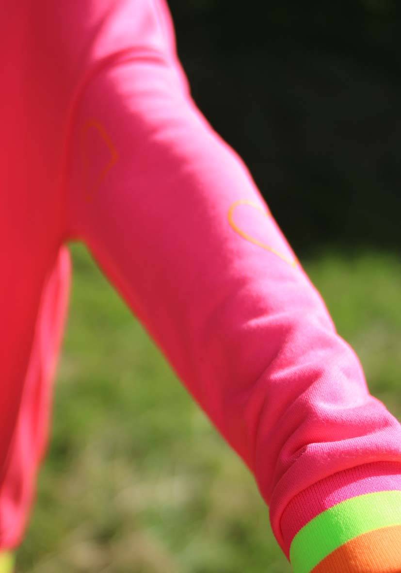Miss Goodlife V-Neck L(i)ebe Hearts – neonpink Exklusivangebot