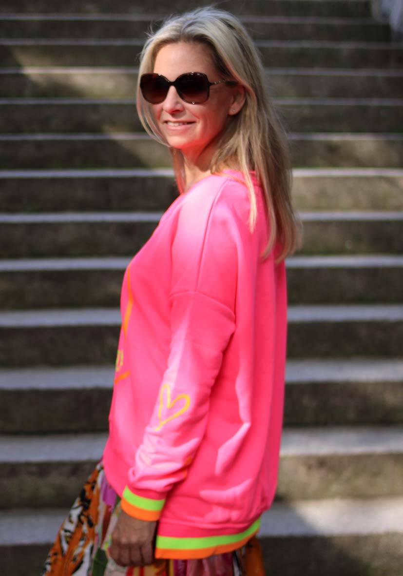 Miss Goodlife V-Neck Smile Ibiza – neonpink Super Sparpreis