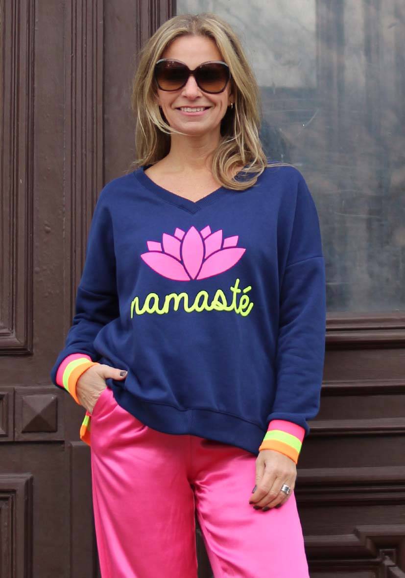 Miss Goodlife V-Neck Namasté – darkblue/neonpink/neonyellow Fabrikpreis