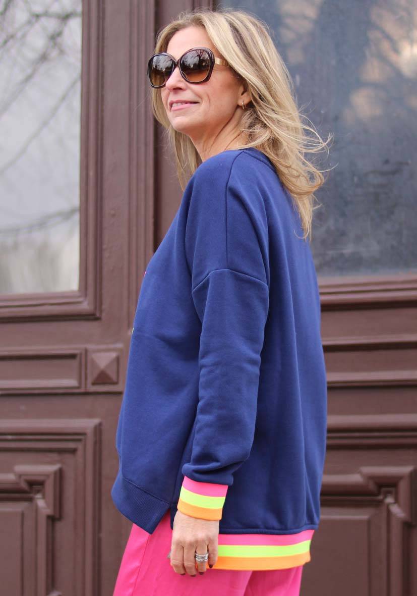 Miss Goodlife V-Neck Namasté – darkblue/neonpink/neonyellow Fabrikpreis