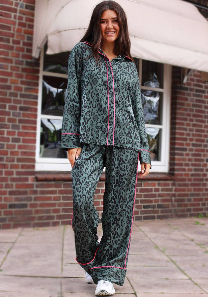Miss Goodlife Pants Leo Love – green Fabrikpreis
