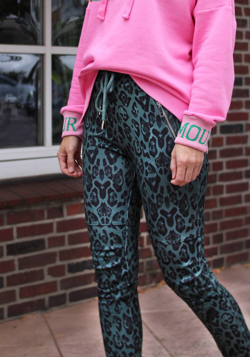 Miss Goodlife Jog-Pants Fancy Leo – green Lagerräumung
