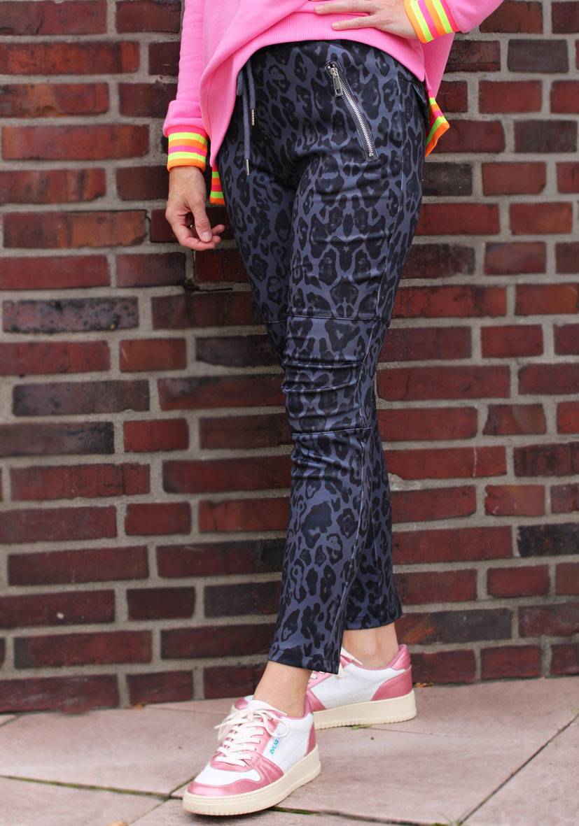 Miss Goodlife Jog-Pants Fancy Leo – anthracite Top Angebot