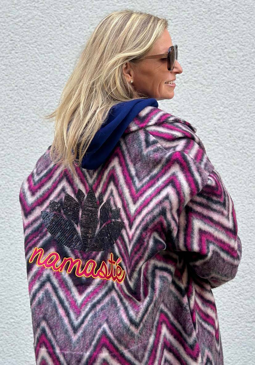 Miss Goodlife Mantel Namasté Zig Zag – black/berry/sand Nur noch ein Tag übrig