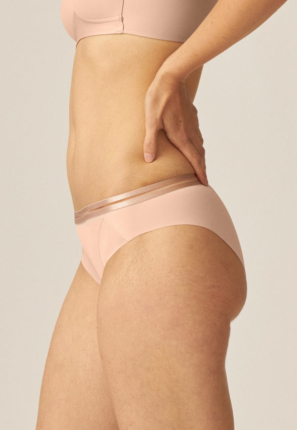 Naturana Clean Cut Slip mit Mesh-Details - Light Beige im Angebot