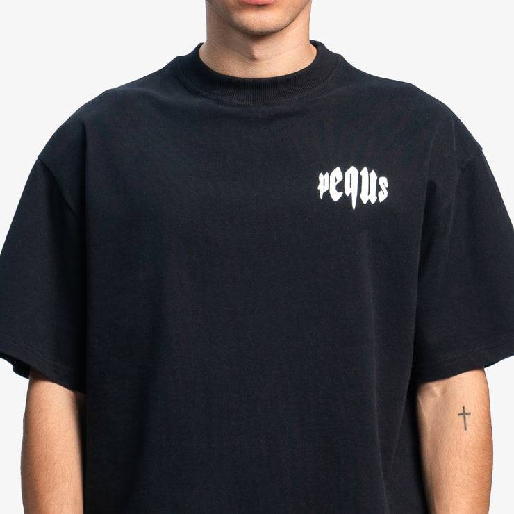Pequs Mythic Chest Logo T-Shirt Begrenztes Angebot