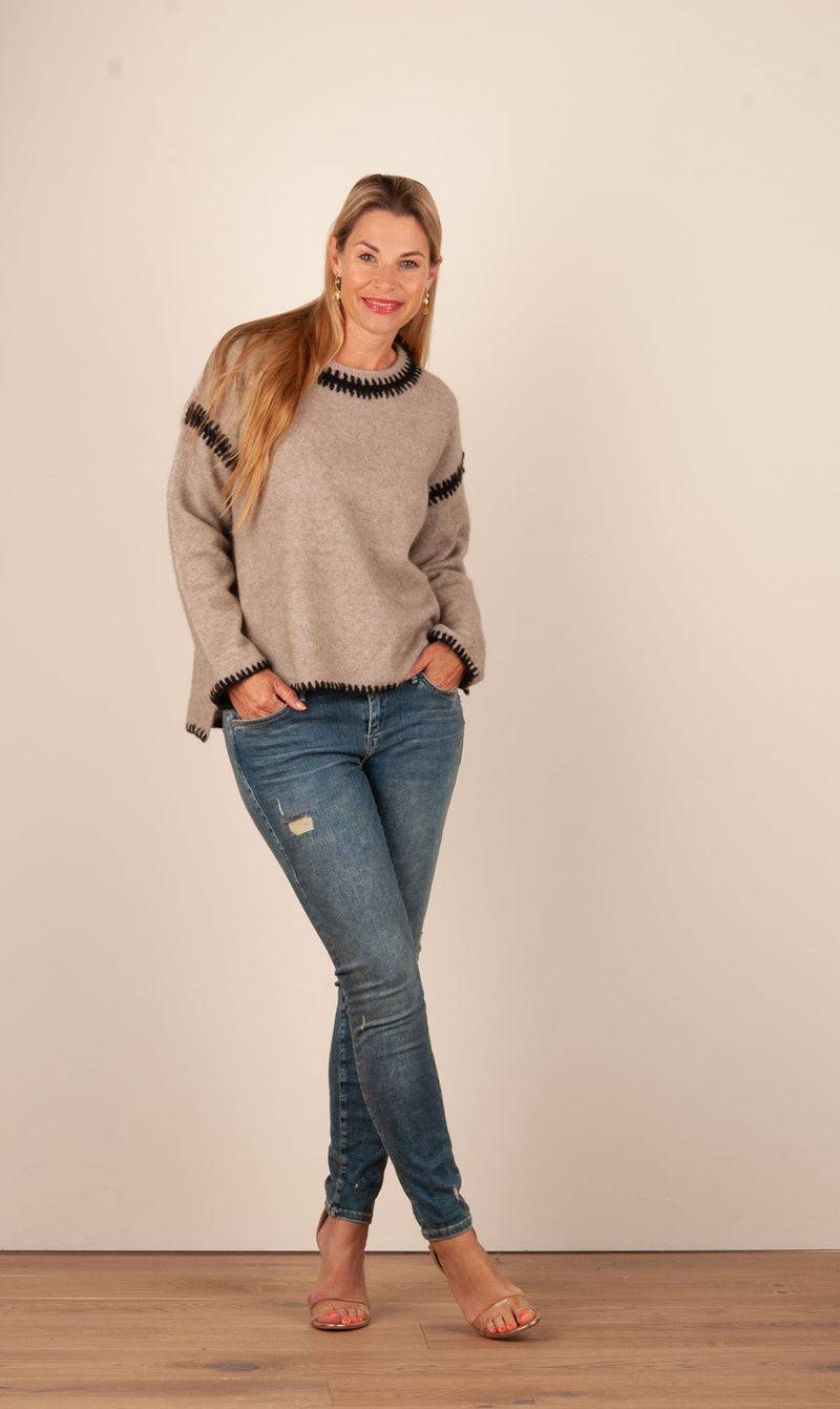 Grace Pullover Beige | Schwarz 2025