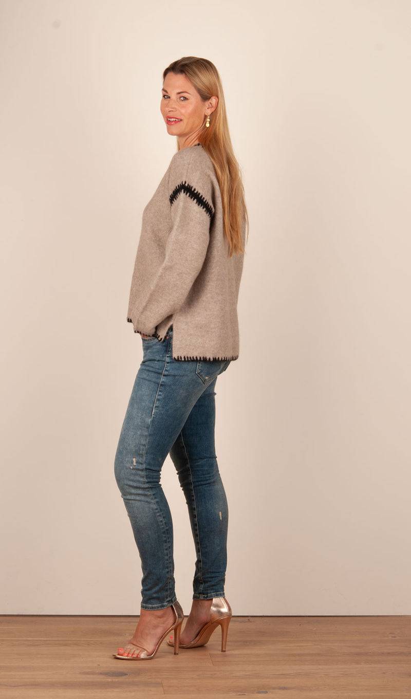 Grace Pullover Beige | Schwarz 2025