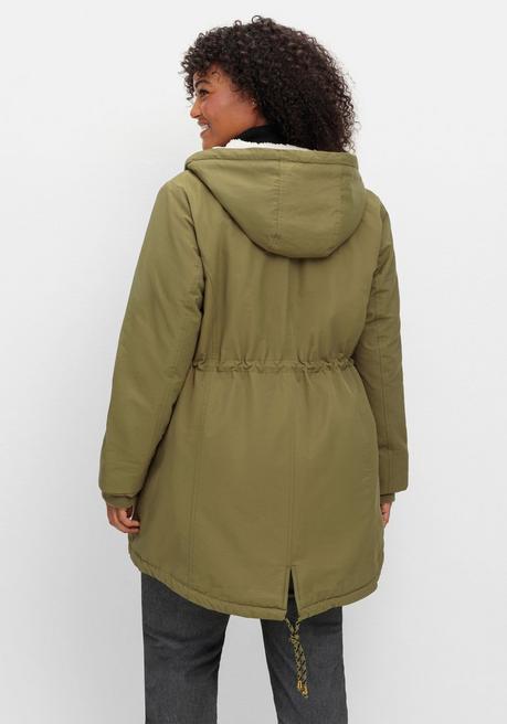 sheego Wattierte Jacke im Parka-Stil mit kuscheliger Kapuze - oliv sheego 50% Rabatt für begrenzte Zeit