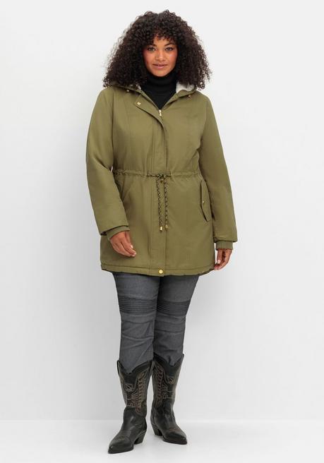 sheego Wattierte Jacke im Parka-Stil mit kuscheliger Kapuze - oliv sheego 50% Rabatt für begrenzte Zeit