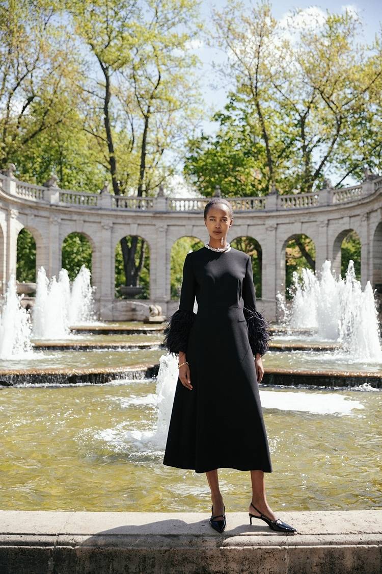 Sly 010 Langes tailliertes Kleid mit Federbesatz JETZT KAUFEN