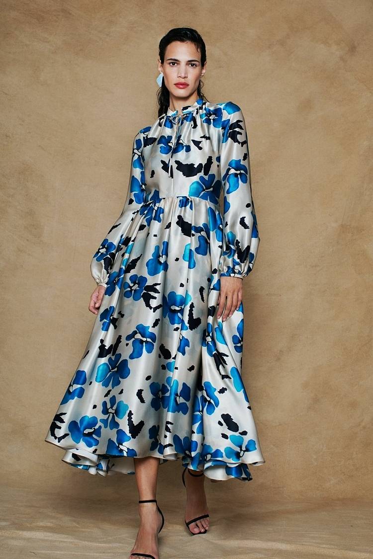 Sly 010 Tailliertes Midi-Kleid aus bedrucktem Seidensatin mit Blumenmuster Meist gekauft