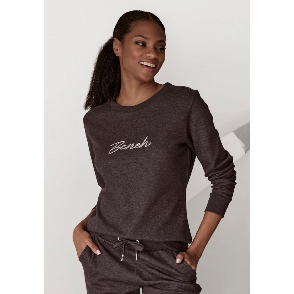 Bench. Loungewear Sweatshirt mit glänzender Logostickerei Loungewear Discount Store für neue Produkte